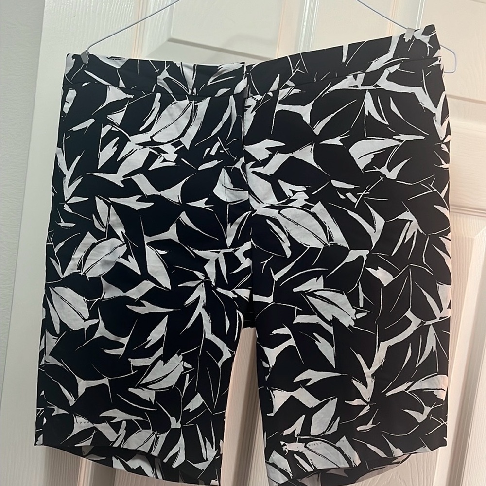 Mario Serrano Women’s Fabric Shorts with Stretch - Picture 3 of 7